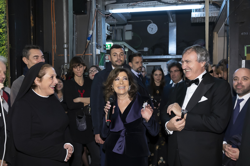 Il Presidente del Senato, Maria Elisabetta Alberti Casellati, incontra le maestranze e gli artisti coinvolti nella rappresentazione. Il Presidente del Senato, Maria Elisabetta Alberti Casellati, incontra le maestranze e gli artisti coinvolti nella rappresentazione.