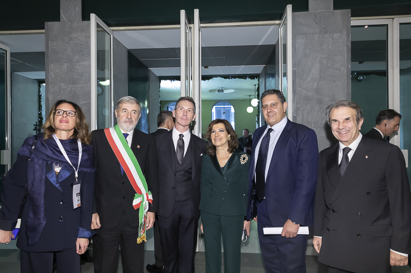 Genova. Il Presidente del Senato, Maria Elisabetta Alberti Casellati, giunge al Teatro Carlo Felice, in occasione del 34° Congresso Nazionale dell'Associazione Nazionale Magistrati, e posa per una foto ricordo. Genova. Il Presidente del Senato, Maria Elisabetta Alberti Casellati, giunge al Teatro Carlo Felice, in occasione del 34° Congresso Nazionale dell'Associazione Nazionale Magistrati, e posa per una foto ricordo.