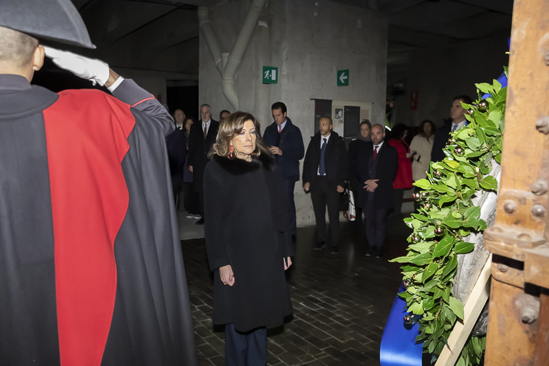 Deposizione di una corona di alloro davanti ad uno dei vagoni che furono utilizzati per la deportazione dei prigionieri.