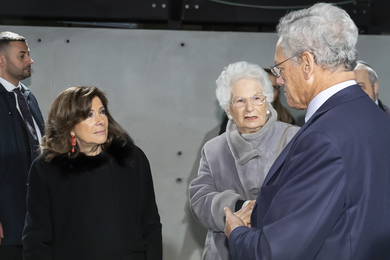 Nella foto, il Presidente del Senato, Maria Elisabetta Alberti Casellati, la Senatrice a vita Liliana Segre e Roberto Jarach, Presidente della Fondazione Memoriale della Shoah, durante la visita al Memoriale della Shoah.