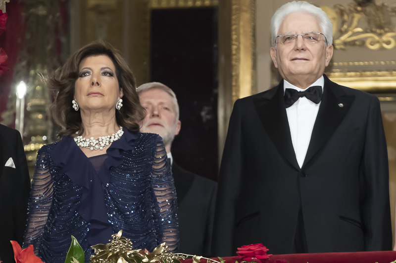 Nella foto, Il Presidente del Senato, Maria Elisabetta Alberti Casellati, e il Capo dello Stato durante l'esecuzione dell'Inno Nazionale. Nella foto, Il Presidente del Senato, Maria Elisabetta Alberti Casellati, e il Capo dello Stato durante l'esecuzione dell'Inno Nazionale.