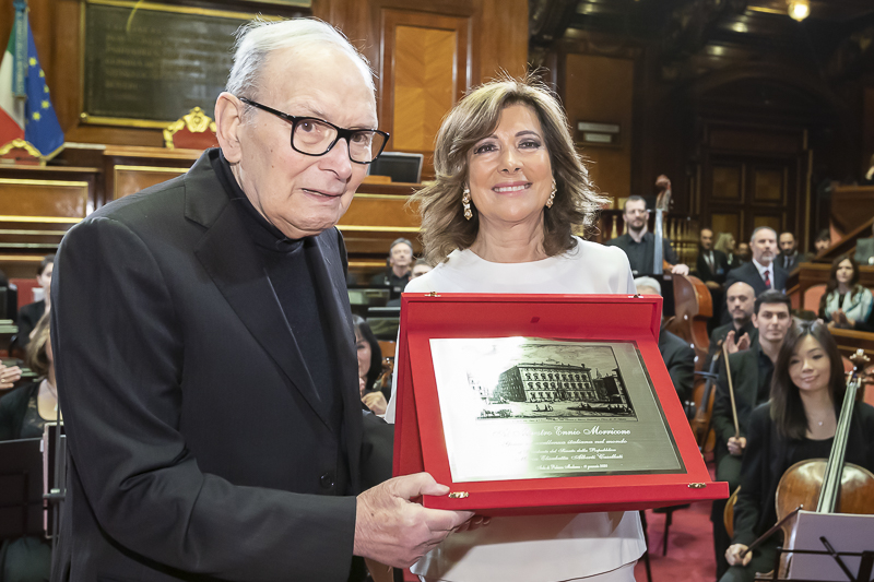 Il Presidente del Senato, Maria Elisabetta Alberti Casellati, consegna una targa a Ennio Morricone.