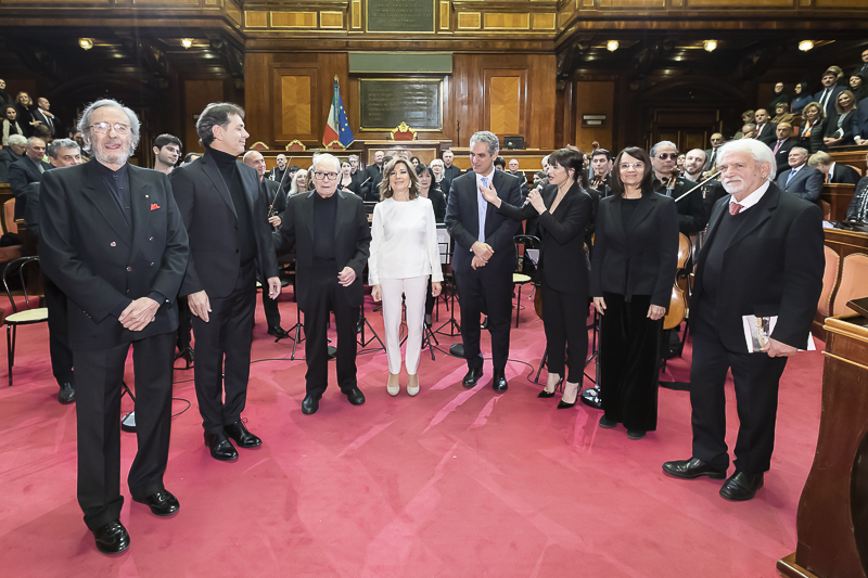 Al termine del concerto, il Presidente del Senato, Maria Elisabetta Alberti Casellati, posa per una foto di gruppo.