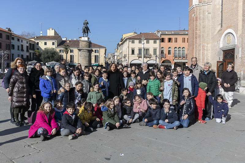 Il Presidente del Senato, Maria Elisabetta Alberti Casellati, posa per una foto ricordo. Il Presidente del Senato, Maria Elisabetta Alberti Casellati, posa per una foto ricordo.