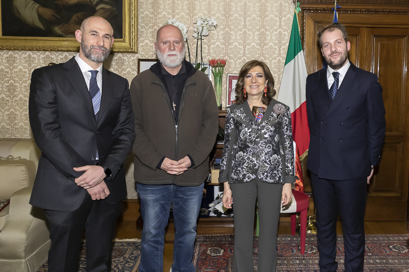 Il Presidente del Senato, Maria Elisabetta Alberti Casellati, posa per una foto ricordo insieme a Roberto Salvagnin, realizzatore della tela, padre Stefano Zanella disegnatore ed ideatore della stessa, e Roberto Durigutto, dell'atelier di arte sacra Decima Regio. Il Presidente del Senato, Maria Elisabetta Alberti Casellati, posa per una foto ricordo insieme a Roberto Salvagnin, realizzatore della tela, padre Stefano Zanella disegnatore ed ideatore della stessa, e Roberto Durigutto, dell'atelier di arte sacra Decima Regio.