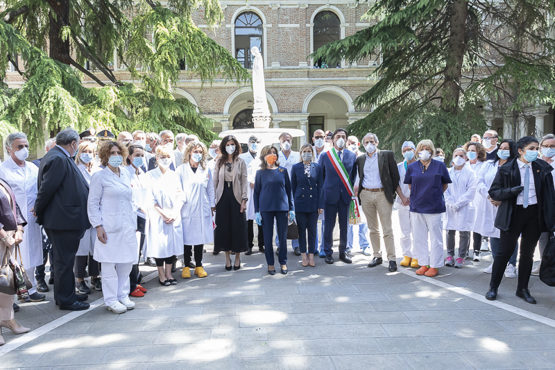 Il Presidente del Senato, Maria Elisabetta Alberti Casellati, posa per una foto ricordo. Il Presidente del Senato, Maria Elisabetta Alberti Casellati, posa per una foto ricordo.