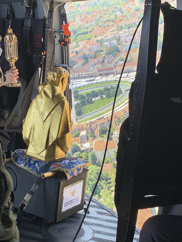 Un momento del sorvolo dell'elicottero dell'Esercito, con a bordo la reliquia del Santo Patrono di Padova.