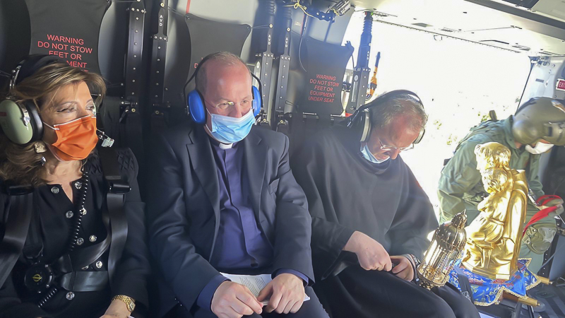 Un momento del sorvolo dell'elicottero dell'Esercito, con a bordo la reliquia del Santo Patrono di Padova.