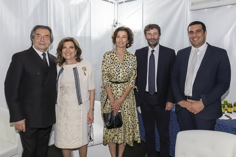 Prima dell'inizio del concerto, il Presidente del Senato, Maria Elisabetta Alberti Casellati, incontra il Maestro Riccardo Muti, alla Sua destra, e, dalla Sua sinistra, il Direttore Generale dell'Unesco, Audrey Azoulay, il Ministro per i Beni e le Attività Culturali, Dario Franceschini, e il Sindaco di Ravenna, Michele Di Pascale.