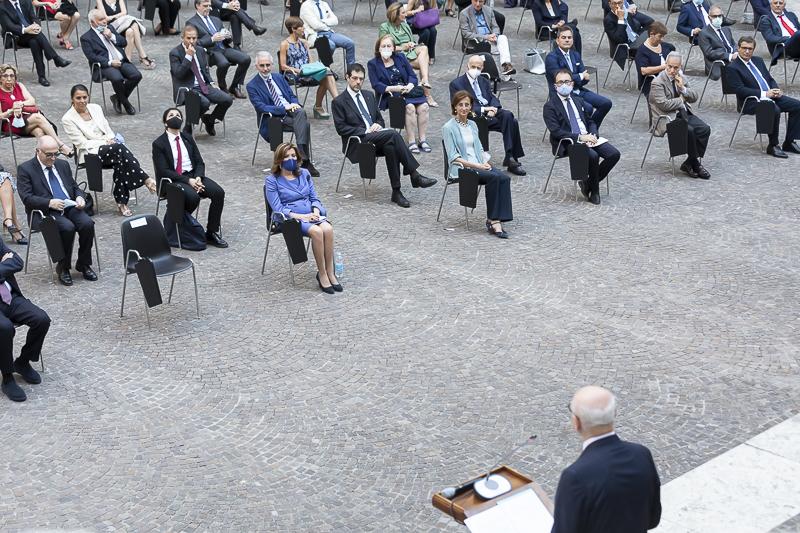 Il Presidente del Senato, Maria Elisabetta Alberti Casellati, segue l'indirizzo di saluto di Giovanni Mammone, Primo Presidente della Corte di Cassazione. Il Presidente del Senato, Maria Elisabetta Alberti Casellati, segue l'indirizzo di saluto di Giovanni Mammone, Primo Presidente della Corte di Cassazione.