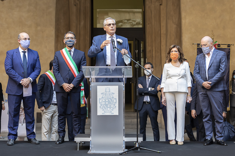 Il Presidente del Senato, Maria Elisabetta Alberti Casellati, segue l'indirizzo di saluto del Presidente dell'Associazione tra i Familiari delle Vittime della Strage della Stazione di Bologna del 2 agosto 1980, on. Paolo Bolognesi.