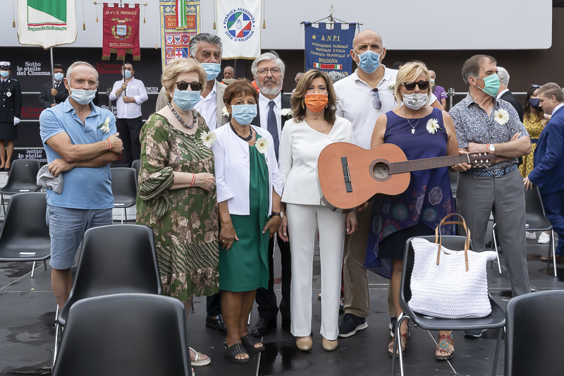 Il Presidente del Senato, Maria Elisabetta Alberti Casellati, posa per una foto ricordo con alcuni dei Familiari delle Vittime della Strage.