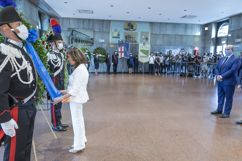 Il Presidente del Senato, Maria Elisabetta Alberti Casellati, depone una corona d'alloro in memoria delle vittime della Stazione.