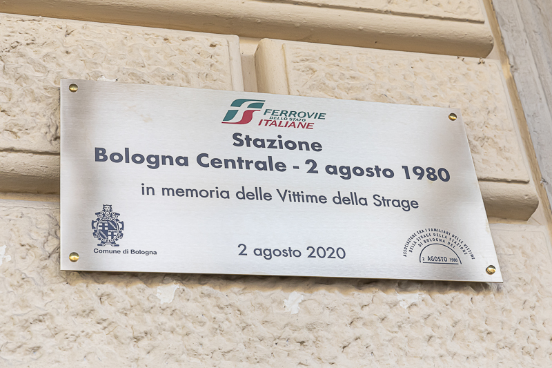 La nuova targa della Stazione, installata in occasione del 40° anniversario della Strage.