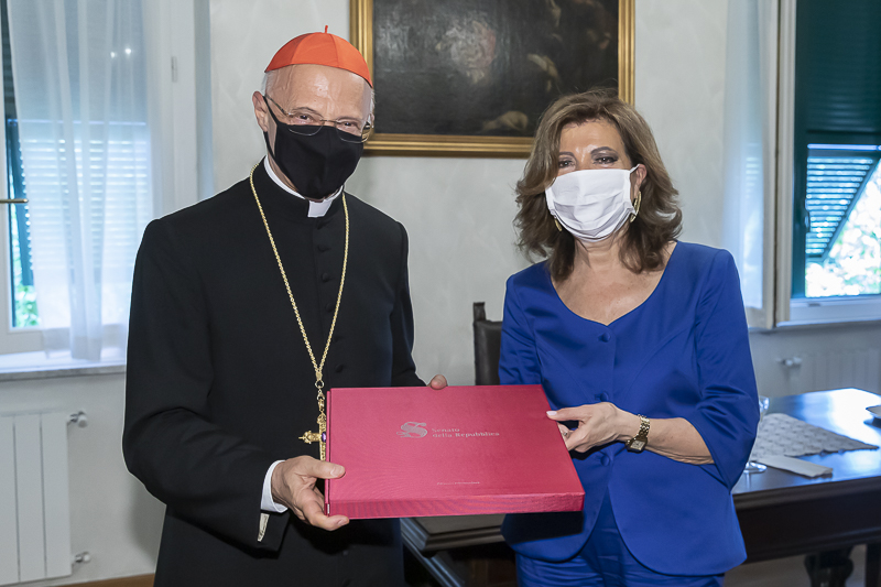 Il Presidente del Senato, Maria Elisabetta Alberti Casellati, consegna un dono a S.E. Rev.ma Card. Angelo Bagnasco.