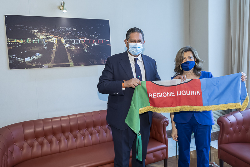 Il Presidente del Senato, Maria Elisabetta Alberti Casellati, riceve un dono da Giovanni Toti, Presidente della Regione Liguria e Commissario delegato per il superamento dell'emergenza.