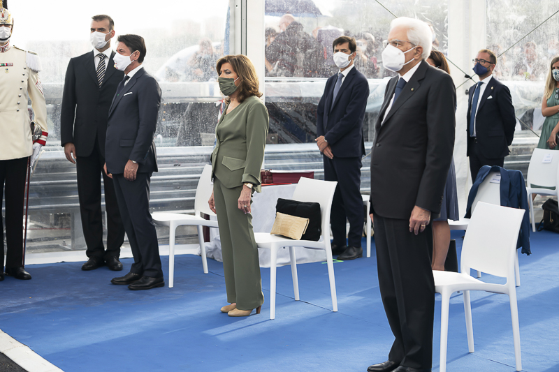 Il Presidente del Senato, Maria Elisabetta Alberti Casellati, unitamente al Capo dello Stato, al Presidente del Consiglio dei Ministri, Giuseppe Conte, ed alle altre Autorità, durante l'esecuzione dell'inno nazionale, eseguito dalla fanfara interforze in occasione dell'inaugurazione del nuovo Viadotto sul Polcevera.