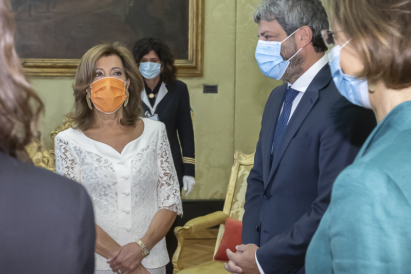 Prima dell'inizio della cerimonia, il Presidente del Senato, Maria Elisabetta Alberti Casellati, incontra il Presidente della Camera dei deputati, Roberto Fico, e le altre Autorità, nella Sala del Cavaliere.