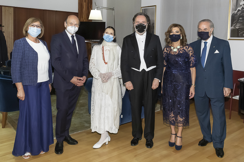 Al termine del concerto, il Presidente del Senato, Maria Elisabetta Alberti Casellati, posa per una foto ricordo. Al termine del concerto, il Presidente del Senato, Maria Elisabetta Alberti Casellati, posa per una foto ricordo.