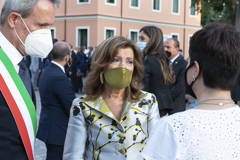 Al termine della cerimonia, il Presidente del Senato, Maria Elisabetta Alberti Casellati, incontra alcuni familiari delle vittime del Covid-19.