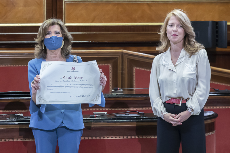 Il Presidente del Senato, Maria Elisabetta Alberti Casellati, consegna una targa e una pergamena per Carla Fracci a Gloria Giorgianni, produttrice di una fiction sulla vita e la carriera dell'artista. Il Presidente del Senato, Maria Elisabetta Alberti Casellati, consegna una targa e una pergamena per Carla Fracci a Gloria Giorgianni, produttrice di una fiction sulla vita e la carriera dell'artista.
