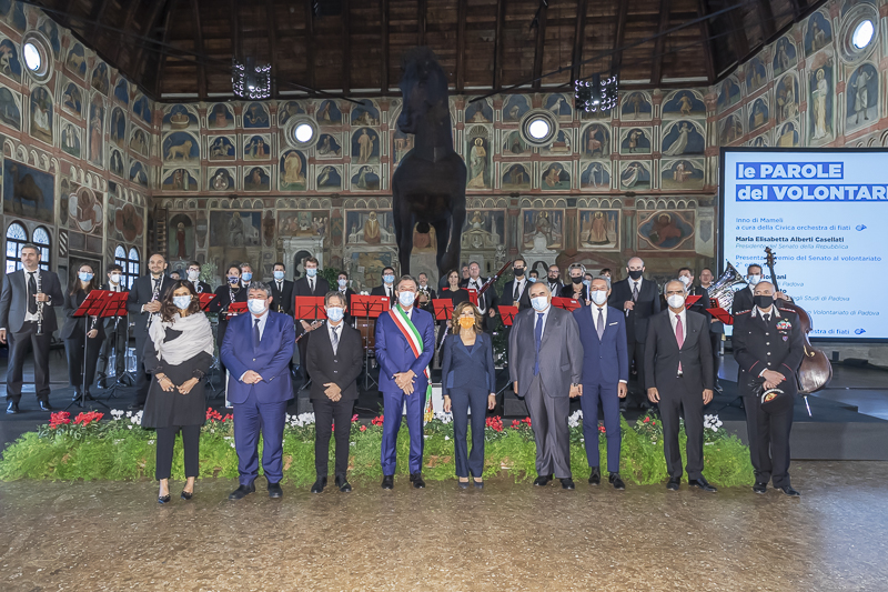 Al termine della cerimonia, il Presidente del Senato, Maria Elisabetta Alberti Casellati, posa per una foto ricordo.