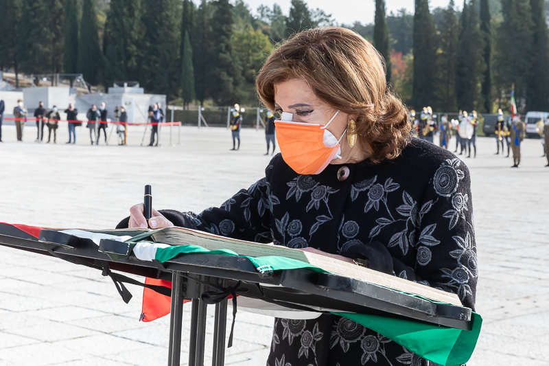Redipuglia. Il Presidente del Senato, Maria Elisabetta Alberti Casellati, firma il Libro d'Onore.