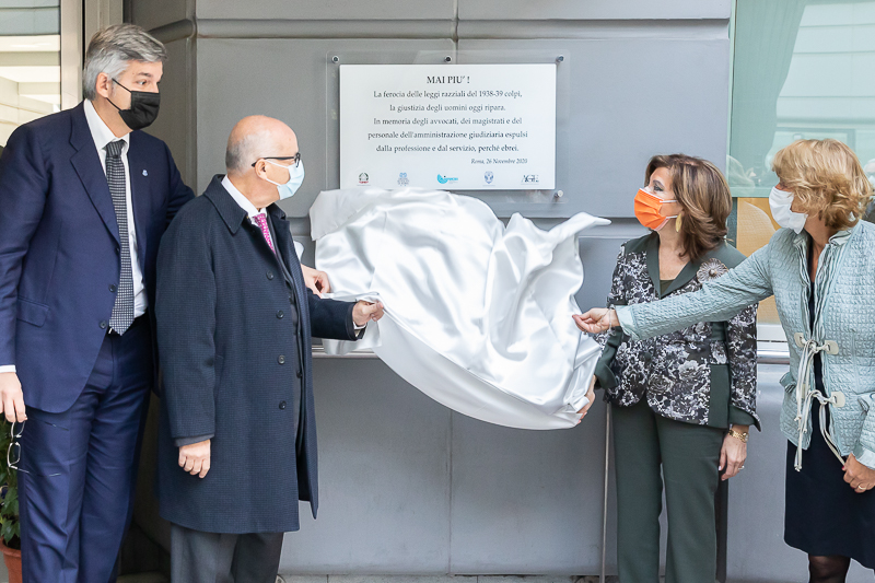 Scoprimento della targa. Scoprimento della targa.