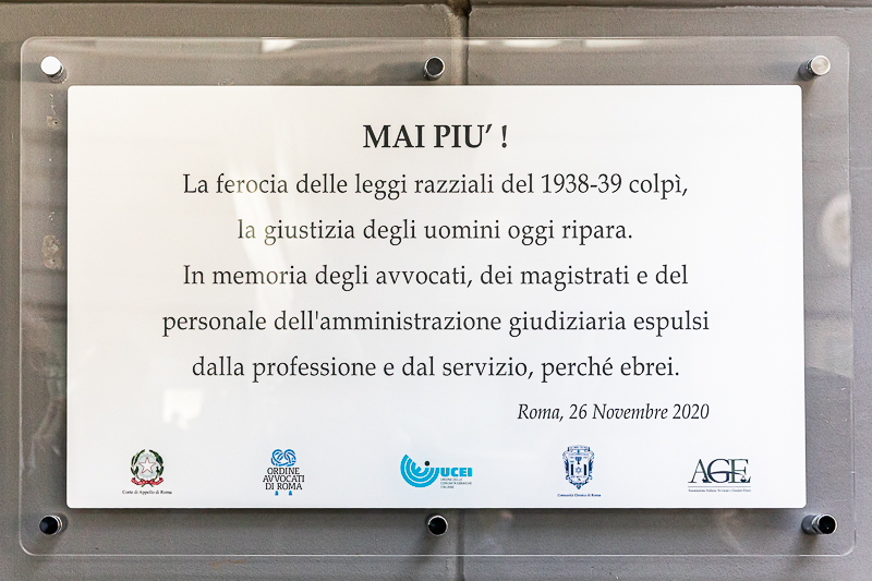 Targa in ricordo di magistrati, avvocati, e personale giudiziario dispensati dal servizio e radiati dall'albo a seguito delle leggi razziali. Targa in ricordo di magistrati, avvocati, e personale giudiziario dispensati dal servizio e radiati dall'albo a seguito delle leggi razziali.