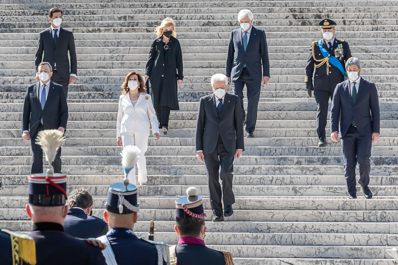 Il Presidente del Senato, Maria Elisabetta Alberti Casellati, discende la scalea unitamente al Capo dello Stato e alle altre Autorità.
