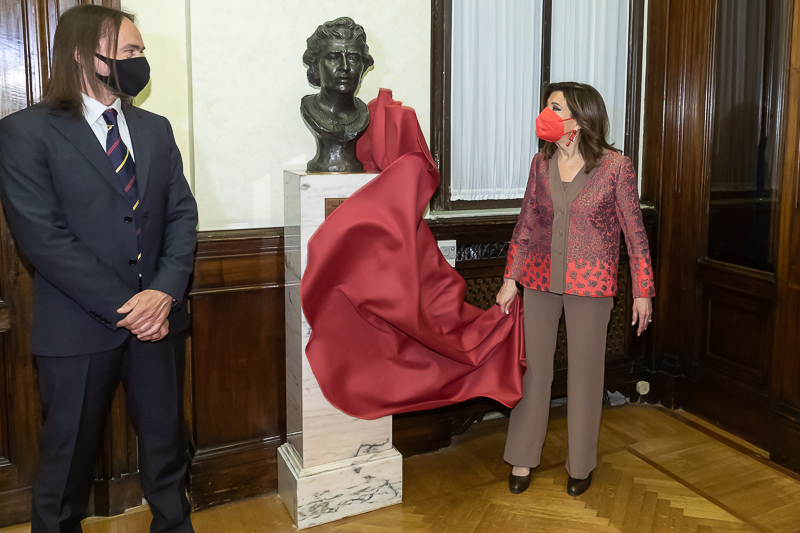 Il Presidente del Senato, Maria Elisabetta Alberti Casellati, procede alla scopertura del busto.