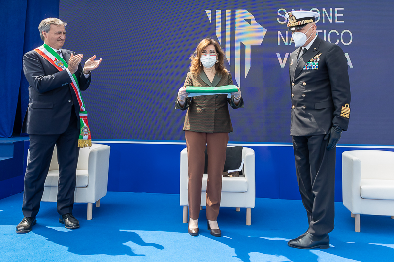 Omaggio al Presidente del Senato, Maria Elisabetta Alberti Casellati, della Bandiera della Marina militare. Omaggio al Presidente del Senato, Maria Elisabetta Alberti Casellati, della Bandiera della Marina militare.