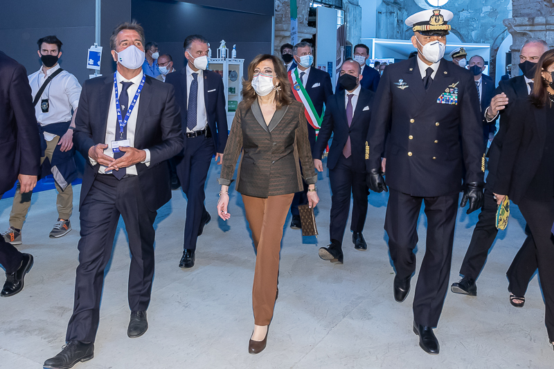 Il Presidente del Senato, Maria Elisabetta Alberti Casellati, visita gli spazi espositivi e gli stand del Salone Nautico all'interno delle Tese delle Nappe. Il Presidente del Senato, Maria Elisabetta Alberti Casellati, visita gli spazi espositivi e gli stand del Salone Nautico all'interno delle Tese delle Nappe.