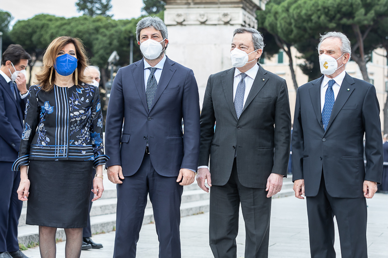 Il Presidente del Senato, Maria Elisabetta Alberti Casellati, il Presidente della Camera dei deputati, Roberto Fico, il Presidente del Consiglio dei Ministri, Mario Draghi, e il Presidente della Corte costituzionale, Giancarlo Coraggio, attendono l'arrivo del Capo dello Stato.