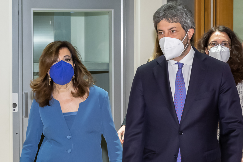 Il Presidente del Senato, Maria Elisabetta Alberti Casellati, giunge al Palazzo dei Gruppi Parlamentari e viene accolto dal Presidente della Camera dei deputati, Roberto Fico. Il Presidente del Senato, Maria Elisabetta Alberti Casellati, giunge al Palazzo dei Gruppi Parlamentari e viene accolto dal Presidente della Camera dei deputati, Roberto Fico.
