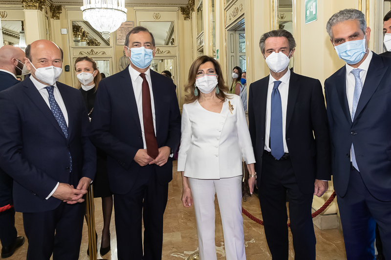 Il Presidente del Senato, Maria Elisabetta Alberti Casellati, giunge al Teatro alla Scala e posa per una foto ricordo unitamente al Sindaco di Milano, Giuseppe Sala, al Presidente della Regione Lombardia, Attilio Fontana, al Presidente della Rai, Marcello Foa e al Sovrintendente Dominique Meyer. Il Presidente del Senato, Maria Elisabetta Alberti Casellati, giunge al Teatro alla Scala e posa per una foto ricordo unitamente al Sindaco di Milano, Giuseppe Sala, al Presidente della Regione Lombardia, Attilio Fontana, al Presidente della Rai, Marcello Foa e al Sovrintendente Dominique Meyer.