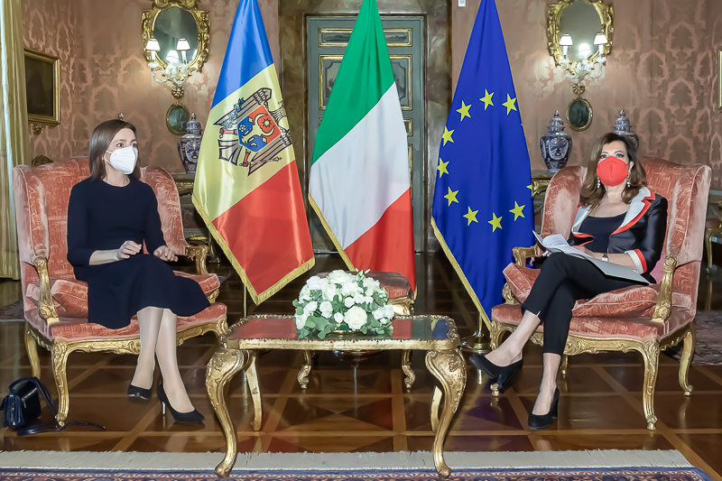 Un momento dell'incontro tra il Presidente del Senato, Maria Elisabetta Alberti Casellati, e il Presidente della Repubblica di Moldova, Maia Sandu.