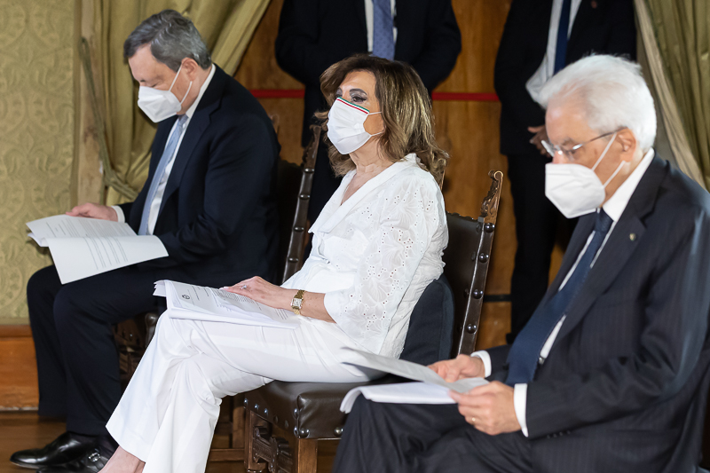 Un momento della cerimonia. Un momento della cerimonia.