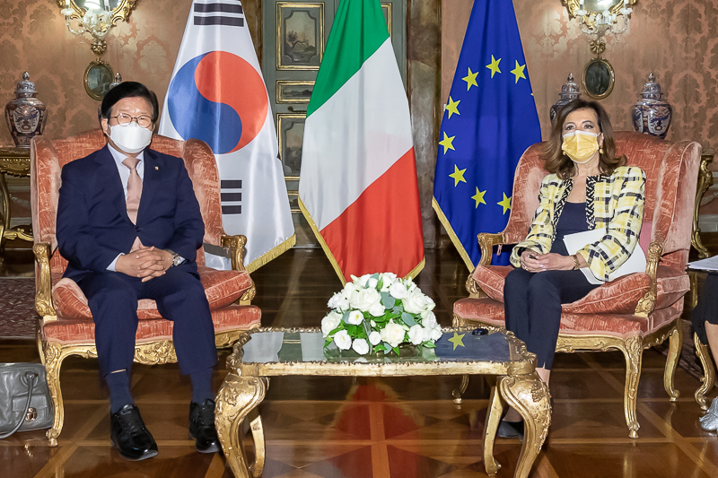 Un momento dell'incontro tra il Presidente del Senato, Maria Elisabetta Alberti Casellati, e il Presidente dell'Assemblea Nazionale della Corea del Sud, Byeong-Seug Park.