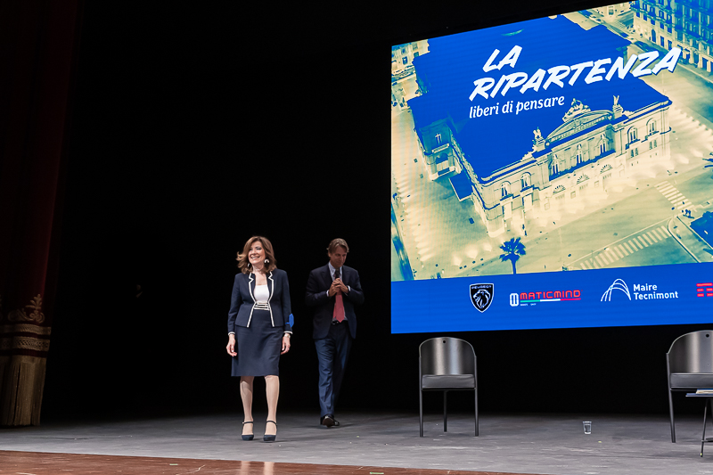 Il Presidente del Senato, Maria Elisabetta Alberti Casellati, fa ingresso sul palco del teatro Petruzzelli.
