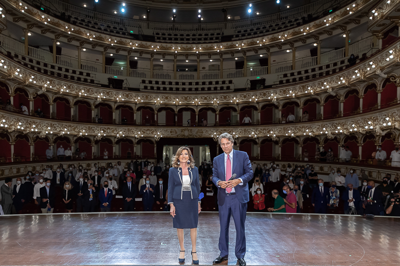 Al termine dell'intervista, il Presidente del Senato, Maria Elisabetta Alberti Casellati, posa per una foto ricordo.