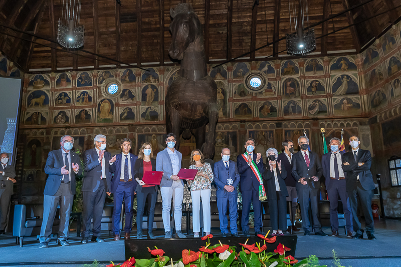 Al termine della cerimonia, il Presidente del Senato, Maria Elisabetta Alberti Casellati, posa per una foto ricordo. Al termine della cerimonia, il Presidente del Senato, Maria Elisabetta Alberti Casellati, posa per una foto ricordo.
