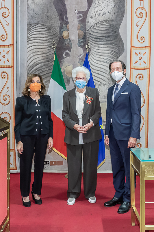 Al termine della cerimonia, il Presidente del Senato, Maria Elisabetta Alberti Casellati, posa per una foto ricordo unitamente alla senatrice Liliana Segre e all'Ambasciatore della Repubblica Federale di Germania, Viktor Elbling.