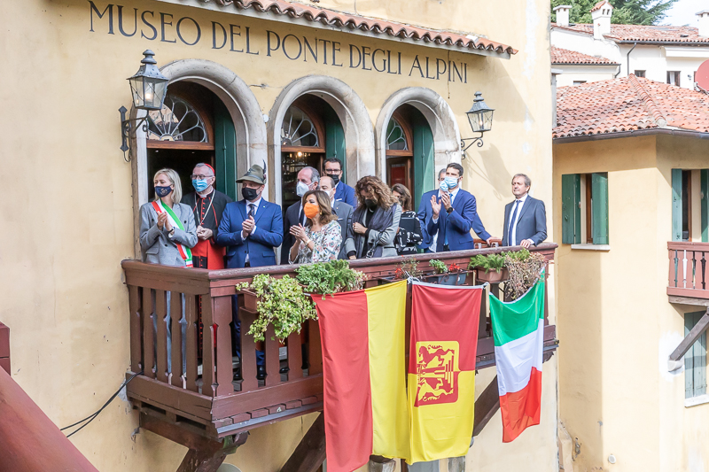 Il Presidente del Senato, Maria Elisabetta Alberti Casellati, unitamente alle altre autorità, assiste alla sfilata delle 80 sezioni d'Italia degli Alpini. Il Presidente del Senato, Maria Elisabetta Alberti Casellati, unitamente alle altre autorità, assiste alla sfilata delle 80 sezioni d'Italia degli Alpini.