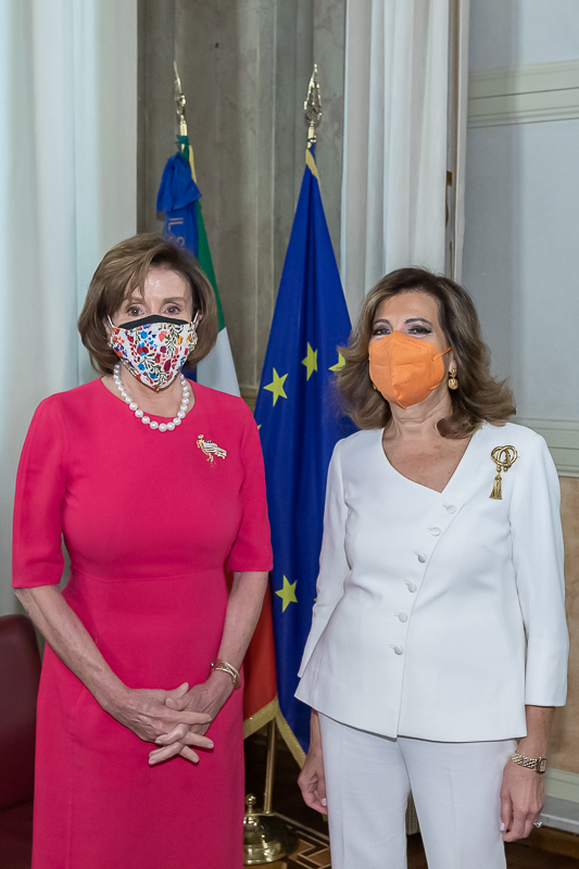 Il Presidente del Senato, Maria Elisabetta Alberti Casellati, posa per una foto ricordo, nella Sala Pannini di Palazzo Madama, unitamente alla Speaker del Congresso statunitense, Nancy Pelosi.