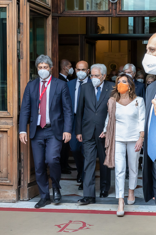 Nella foto, il Presidente del Senato, Maria Elisabetta Alberti Casellati, il Presidente della Repubblica ed il Presidente della Camera dei deputati, Roberto Fico, in occasione della Conferenza parlamentare Pre-COP26 tenutasi nell'Aula legislativa di Palazzo Montecitorio.