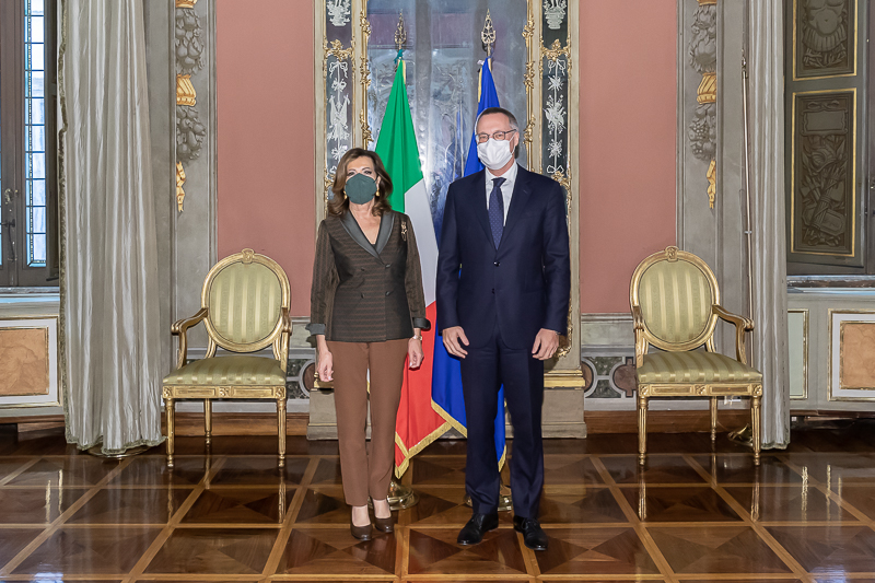 Il Presidente del Senato, Maria Elisabetta Alberti Casellati, riceve il Presidente di Confindustria, Carlo Bonomi. Il Presidente del Senato, Maria Elisabetta Alberti Casellati, riceve il Presidente di Confindustria, Carlo Bonomi.