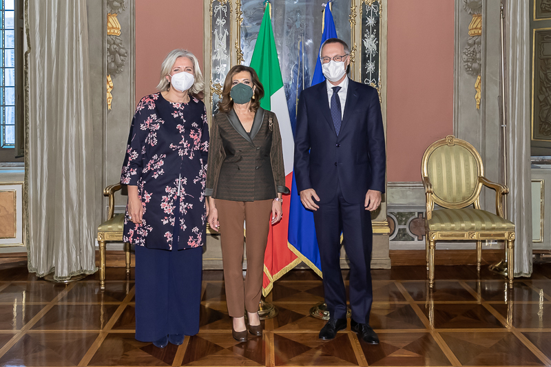 Nella foto, il Presidente del Senato, Maria Elisabetta Alberti Casellati, il Presidente di Confindustria, Carlo Bonomi, e il Direttore generale di Confindustria, Francesca Mariotti. Nella foto, il Presidente del Senato, Maria Elisabetta Alberti Casellati, il Presidente di Confindustria, Carlo Bonomi, e il Direttore generale di Confindustria, Francesca Mariotti.