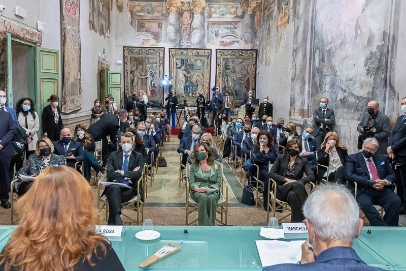 Un momento della cerimonia. Un momento della cerimonia.