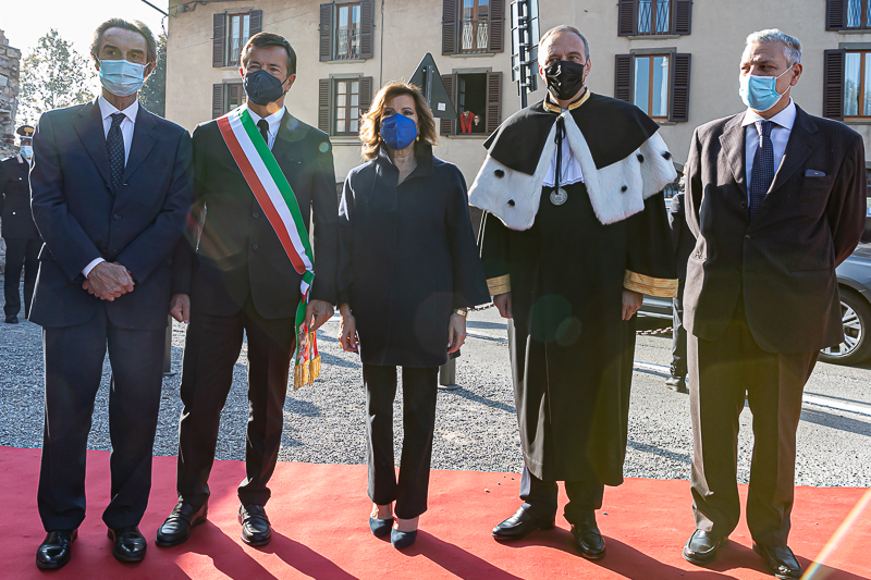 Il Presidente del Senato, Maria Elisabetta Alberti Casellati, giunge al Complesso monumentale di Sant'Agostino, sede dell'Università degli studi di Bergamo, e viene accolto dal Presidente della Regione Lombardia, Attilio Fontana, dal Sindaco di Bergamo, Giorgio Gori, dal Prefetto di Bergamo, Enrico Ricci, e dal Rettore, Remo Morzenti Pellegrini.